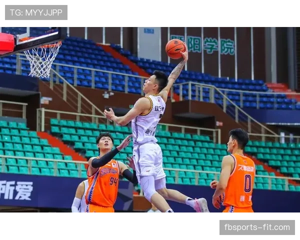 如何正确判定快攻犯规？看懂篮球规则的关键判罚